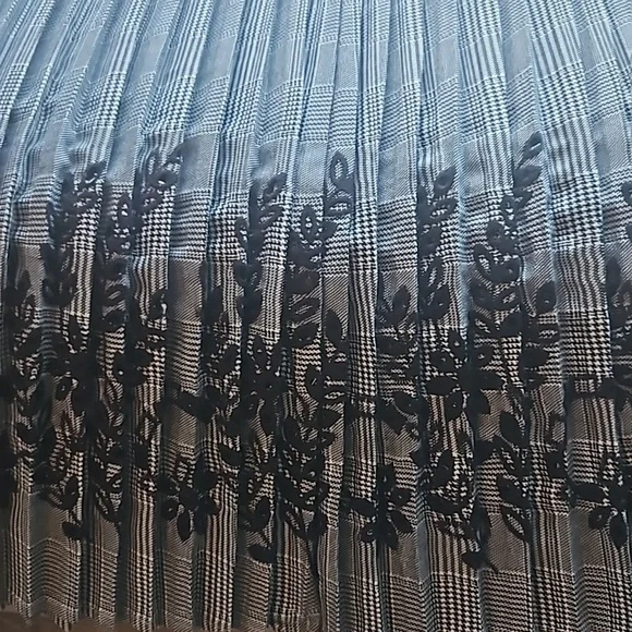 Zara pleated floral embroidery skirt - Picture 2 of 6